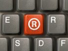 1573108-teclado-close-up--tecla-roja-con-simbolo-de-marca-registrada